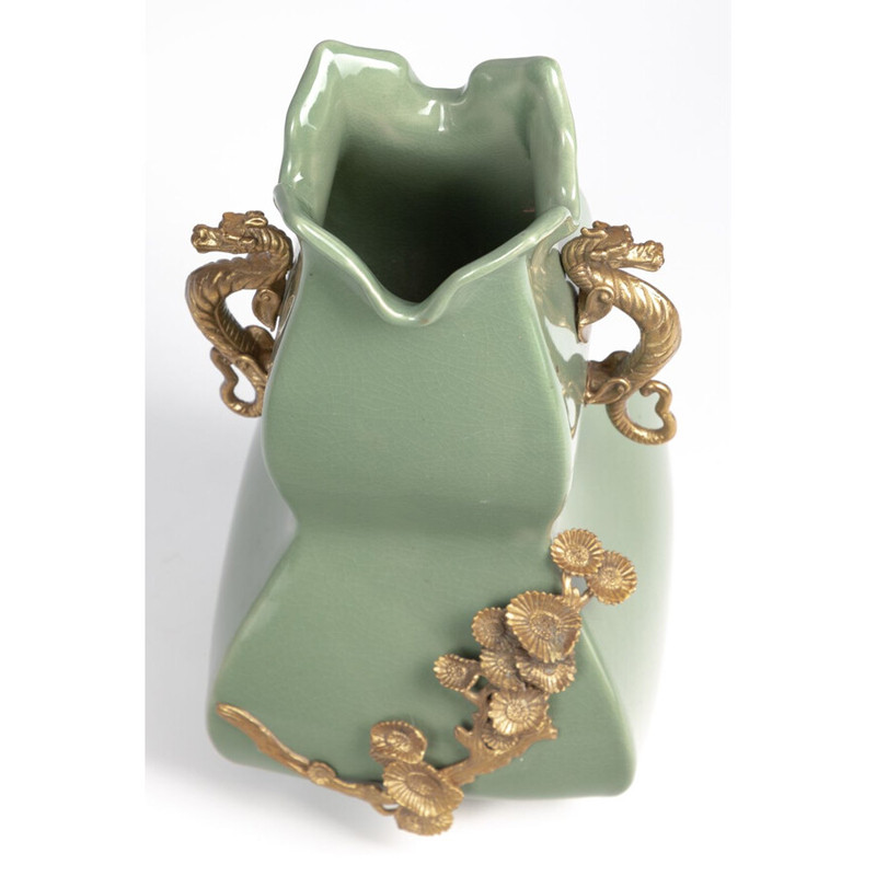 Ваза зеленого цвета из фарфора с бронзовыми ручками в виде драконов и рельефным цветочным декором Eden Garden porcelain and bronze
