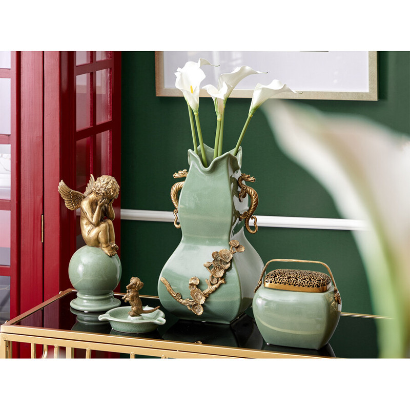 Ваза зеленого цвета из фарфора с бронзовыми ручками в виде драконов и рельефным цветочным декором Eden Garden porcelain and bronze
