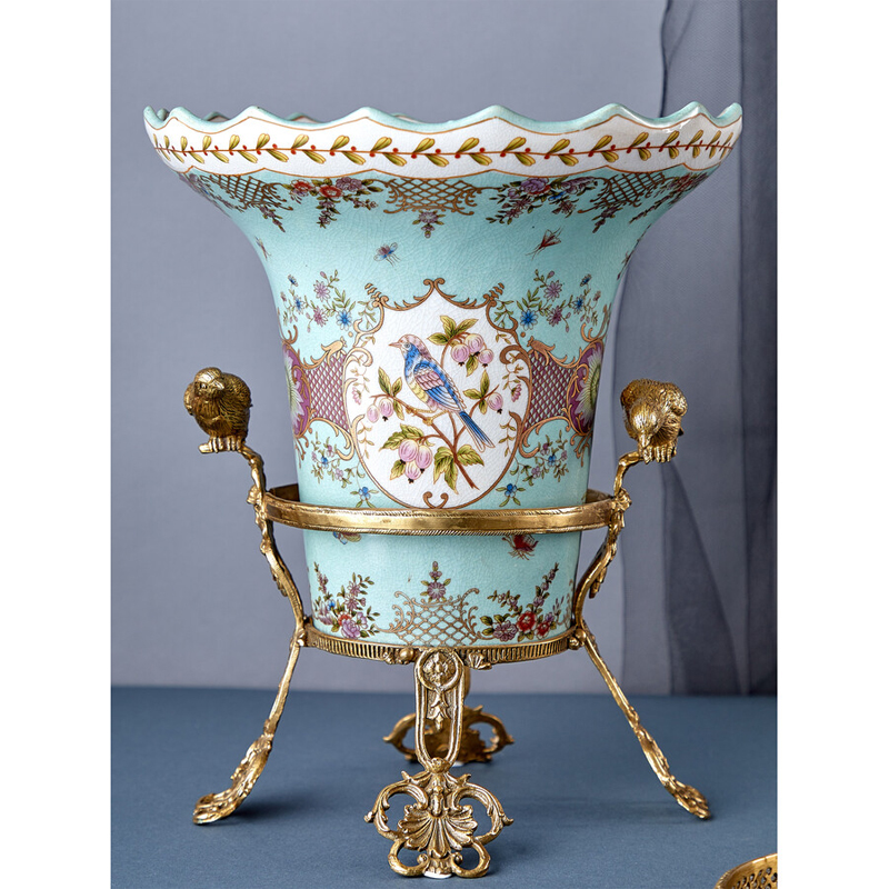 Ваза из голубого фарфора с рисунком птиц и цветов и декоративными элементами Blue Garden