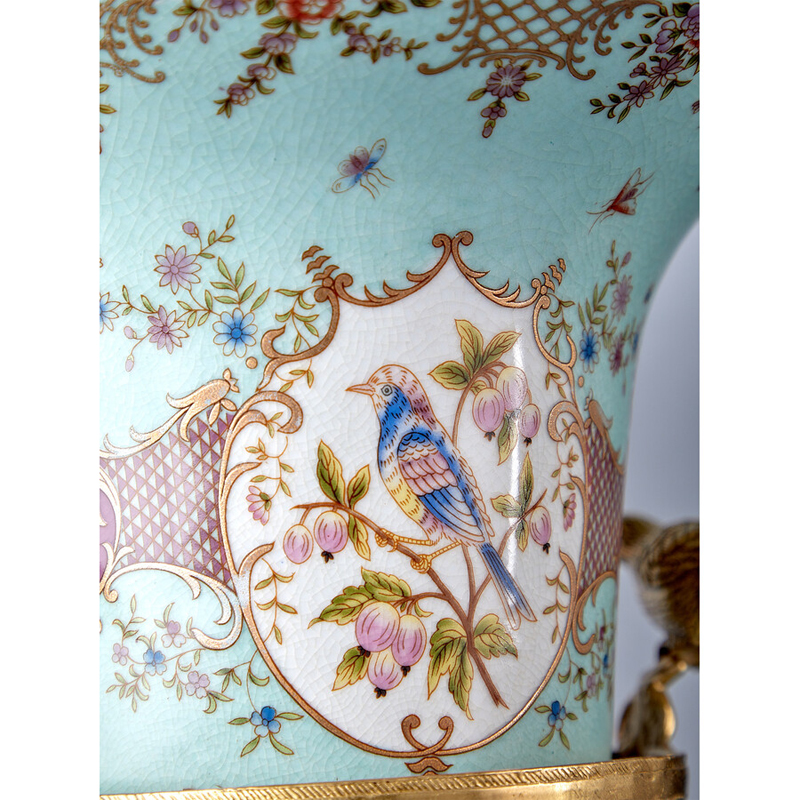 Ваза из голубого фарфора с рисунком птиц и цветов и декоративными элементами Blue Garden