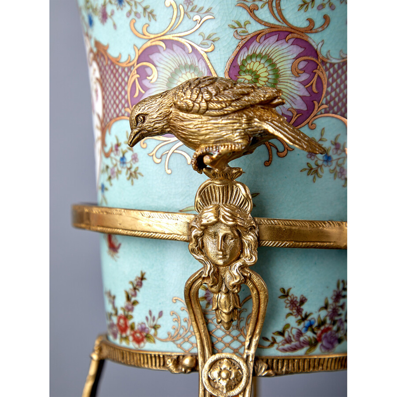 Ваза из голубого фарфора с рисунком птиц и цветов и декоративными элементами Blue Garden