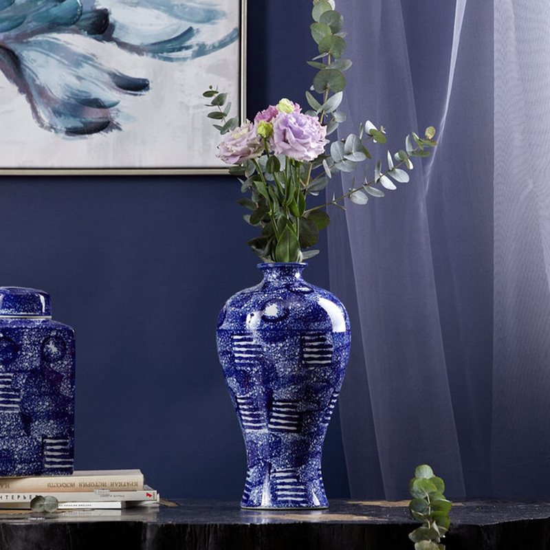 Ваза из фарфора сине-белого цвета Blue & White Ornament