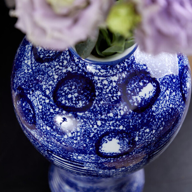 Ваза из фарфора сине-белого цвета Blue & White Ornament