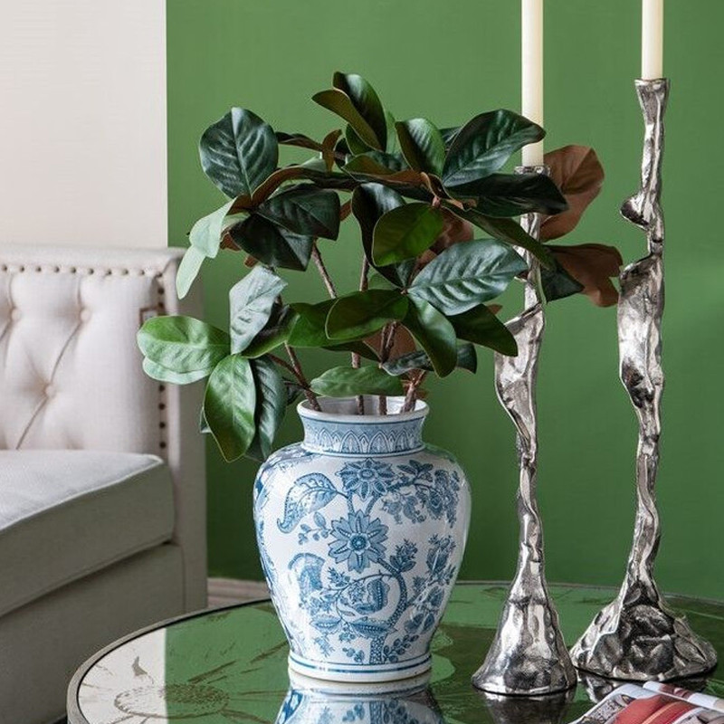 Ваза округлой формы белого цвета с синим растительным узором Blue & White Ornament