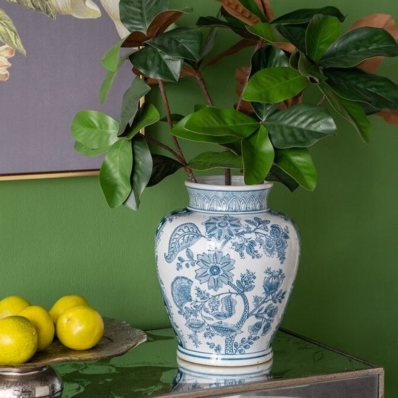 Ваза округлой формы белого цвета с синим растительным узором Blue & White Ornament