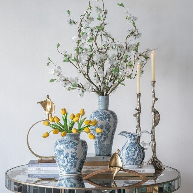 Ваза округлой формы белого цвета с синим растительным узором Blue & White Ornament