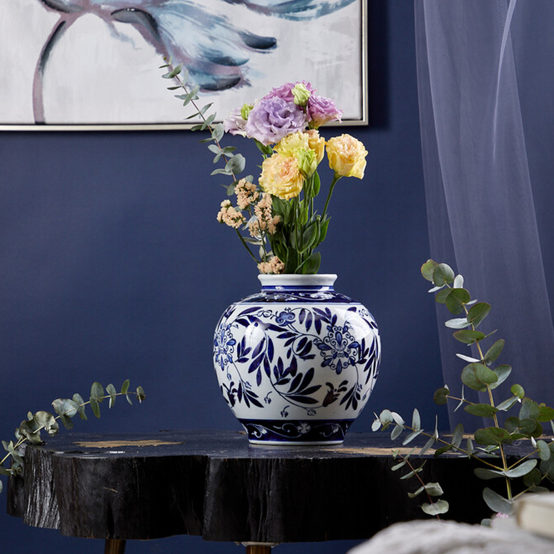 Ваза округлой формы с бело-синим цветочным орнаментом Blue & White Ornament
