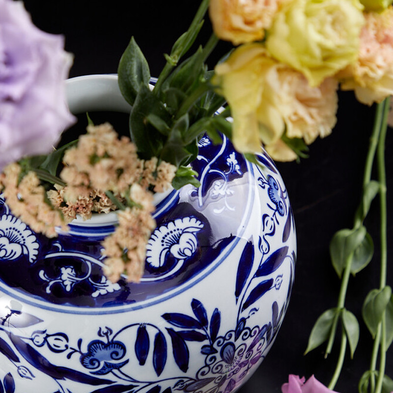 Ваза округлой формы с бело-синим цветочным орнаментом Blue & White Ornament