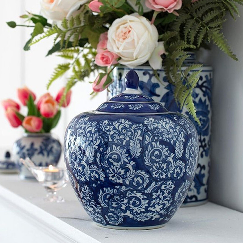 Ваза округлой формы с синей росписью и цветочным узором Blue & White Ornament