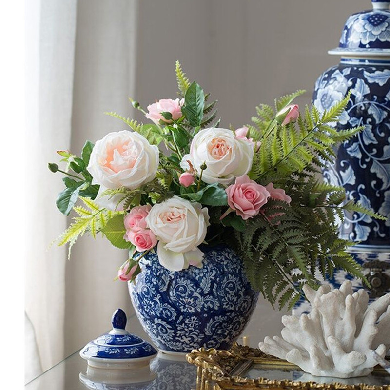 Ваза округлой формы с синей росписью и цветочным узором Blue & White Ornament