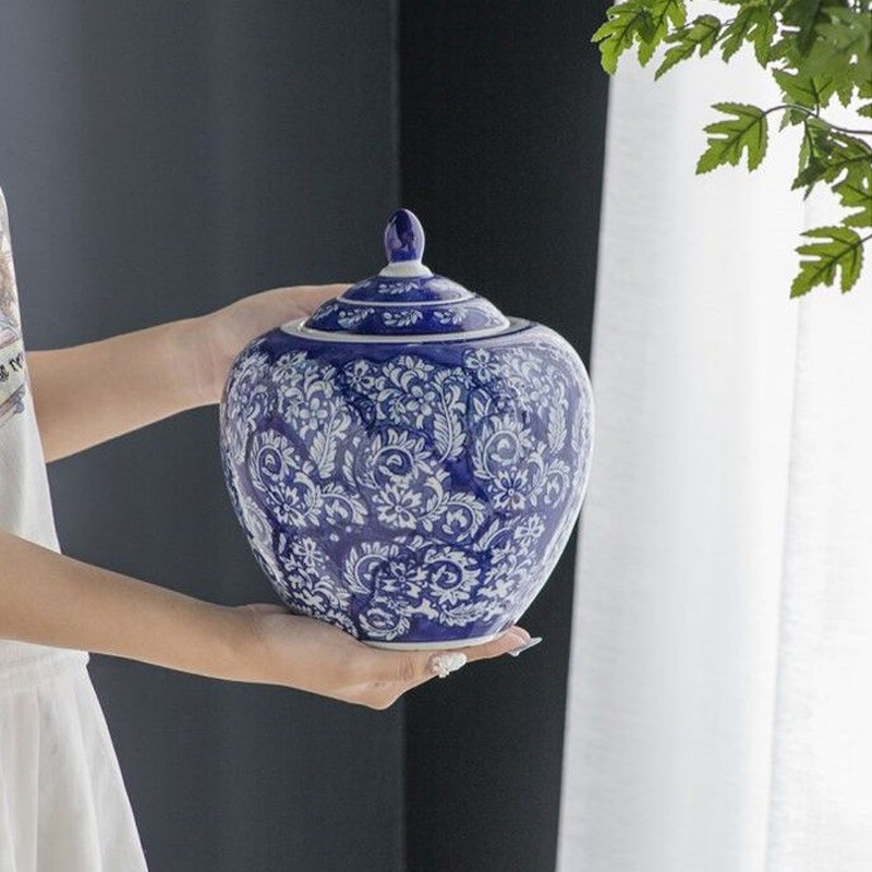 Ваза округлой формы с синей росписью и цветочным узором Blue & White Ornament