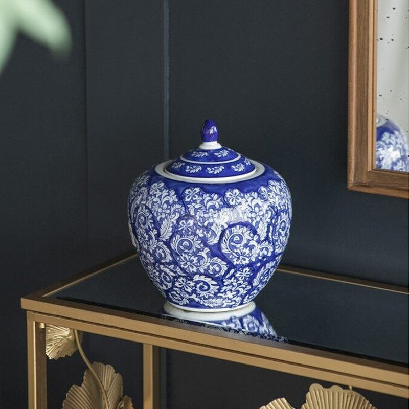Ваза округлой формы с синей росписью и цветочным узором Blue & White Ornament