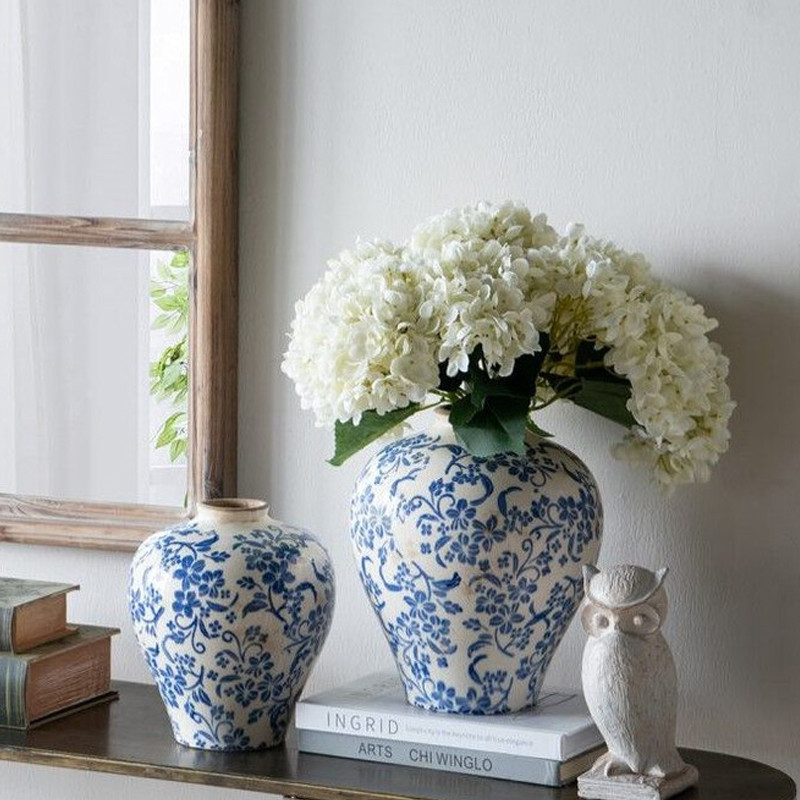 Ваза округлой формы с синим цветочным узором Blue & White Ornament