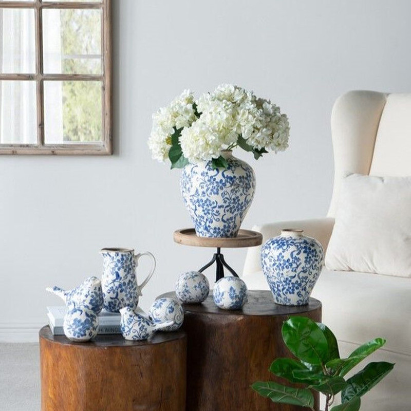 Ваза округлой формы с синим цветочным узором Blue & White Ornament