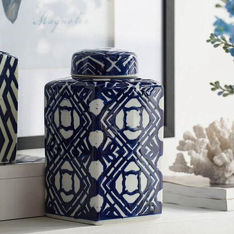 Ваза прямоугольной формы с крышкой и геометрическим узором в сине-белых цветах Blue & White Ornament