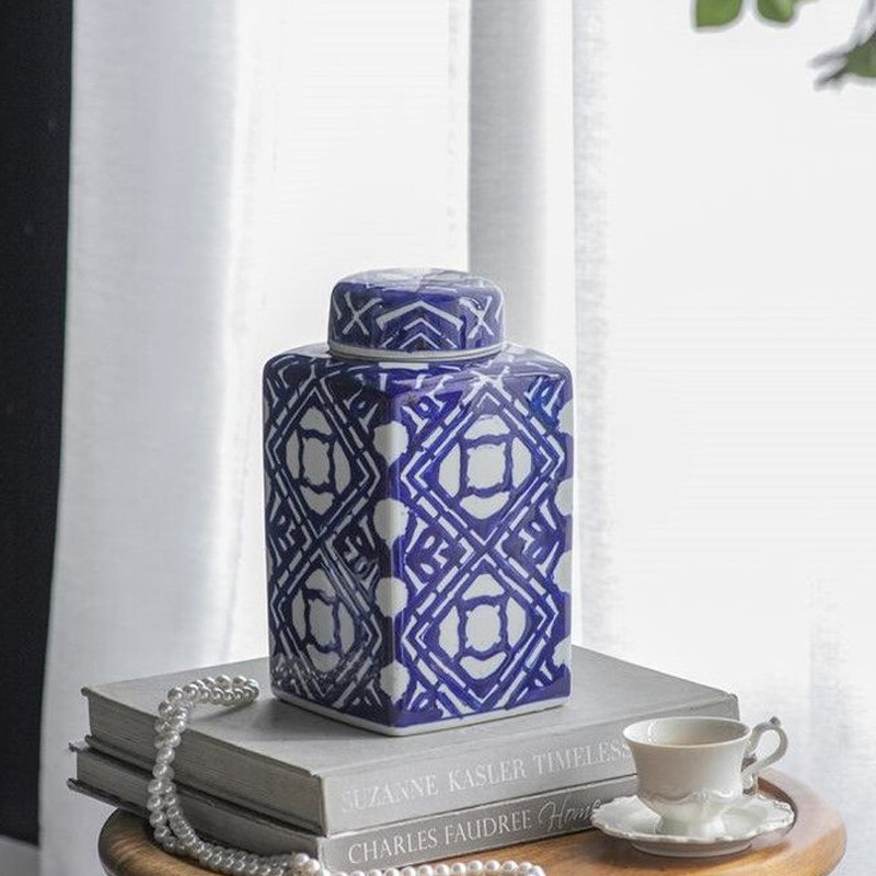 Ваза прямоугольной формы с крышкой и геометрическим узором в сине-белых цветах Blue & White Ornament