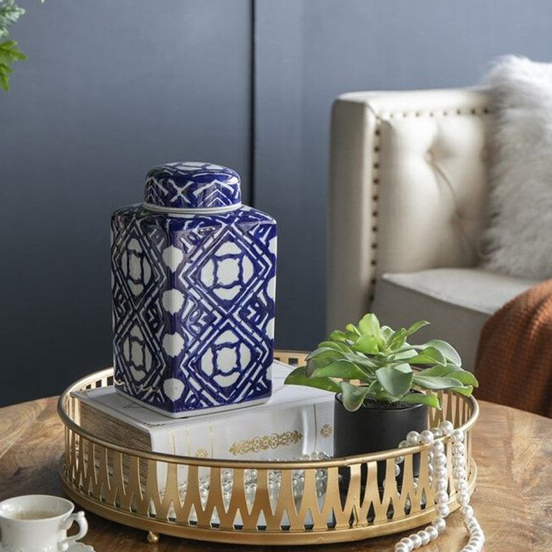 Ваза прямоугольной формы с крышкой и геометрическим узором в сине-белых цветах Blue & White Ornament