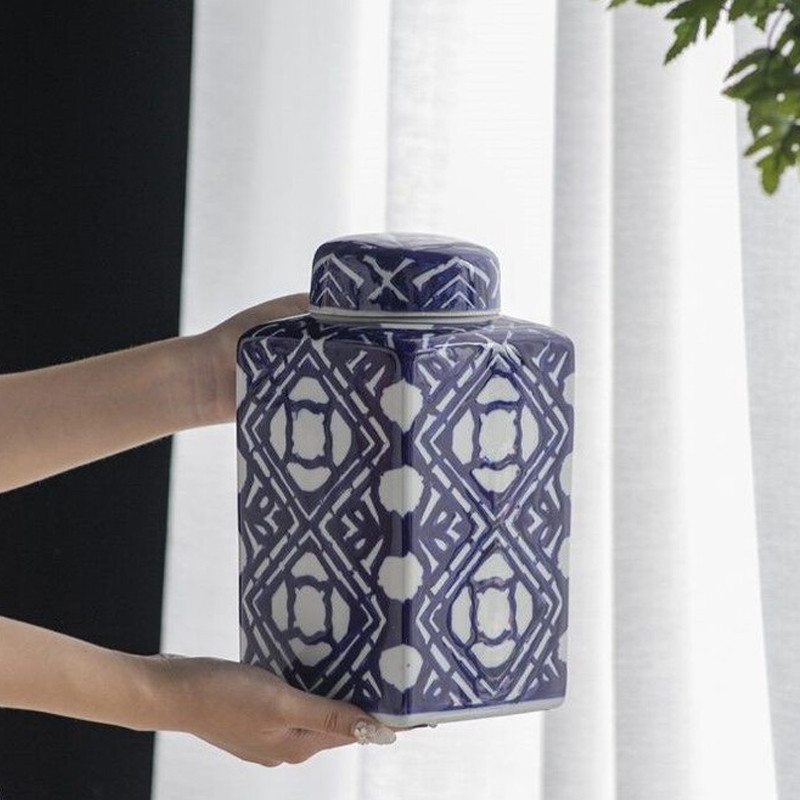 Ваза прямоугольной формы с крышкой и геометрическим узором в сине-белых цветах Blue & White Ornament