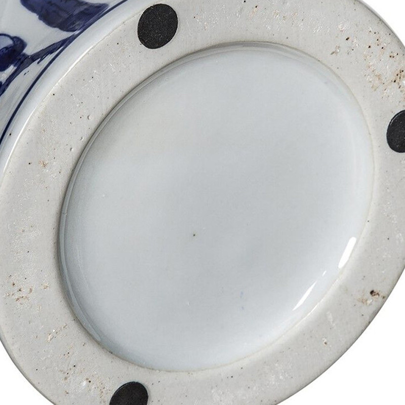 Ваза с бело-синей росписью и изображением цветов Blue & White Ornament