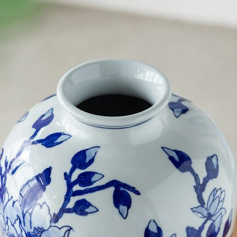 Ваза с бело-синей росписью и изображением цветов Blue & White Ornament