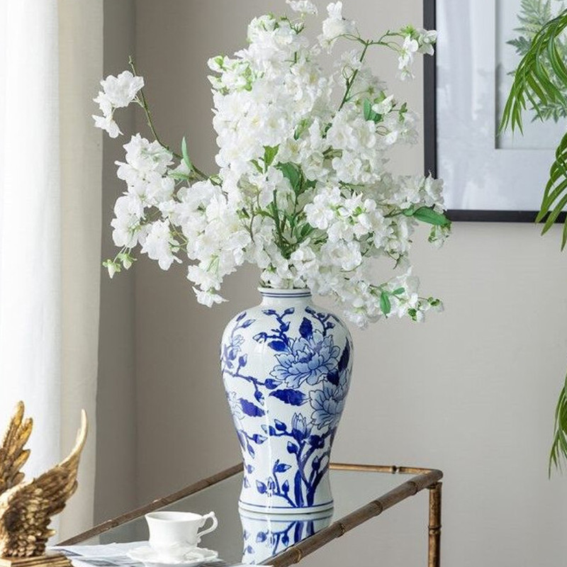 Ваза с бело-синей росписью и изображением цветов Blue & White Ornament