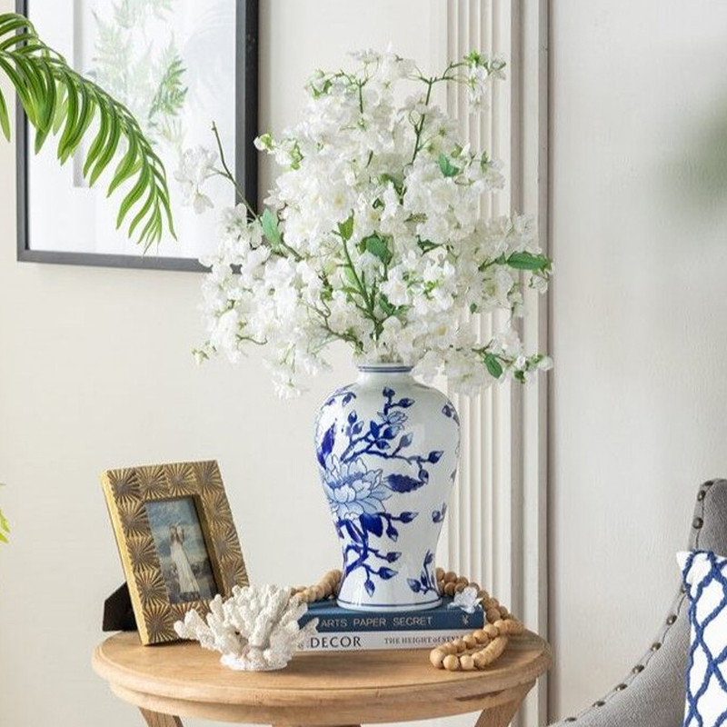 Ваза с бело-синей росписью и изображением цветов Blue & White Ornament