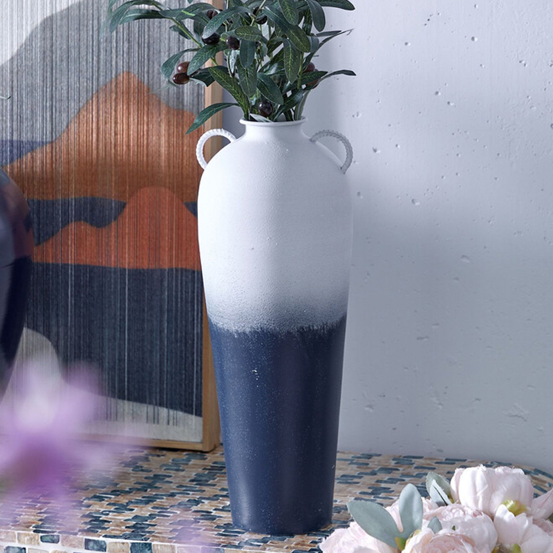 Ваза с градиентным цветом от белого к глубокому синему и декоративными ручками Ocean's Gradient