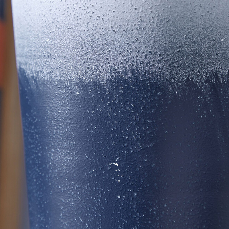 Ваза с градиентным цветом от белого к глубокому синему и декоративными ручками Ocean's Gradient