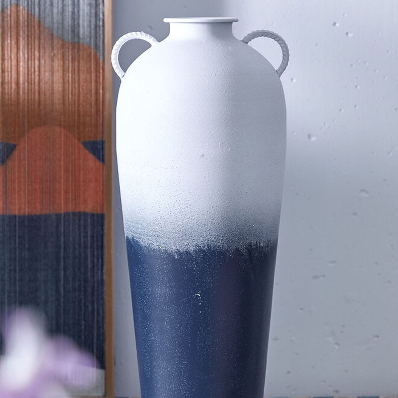 Ваза с градиентным цветом от белого к глубокому синему и декоративными ручками Ocean's Gradient