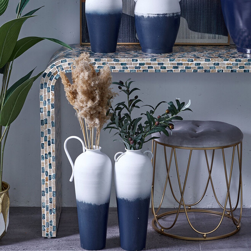 Ваза с градиентным цветом от белого к глубокому синему и декоративными ручками Ocean's Gradient