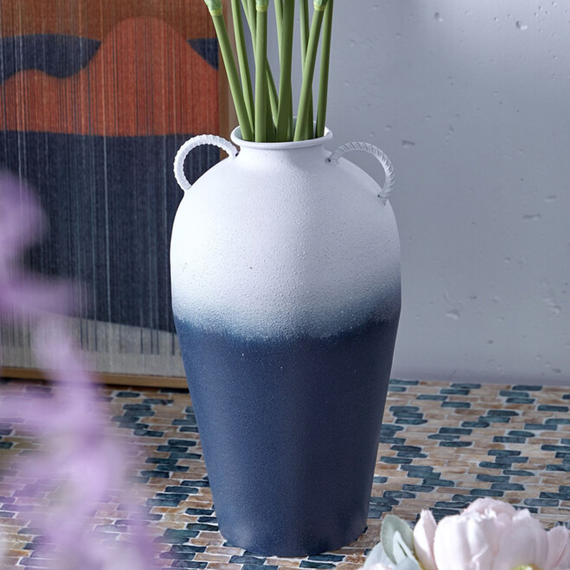 Ваза с градиентным цветом от белого к глубокому синему и декоративными ручками Ocean's Gradient