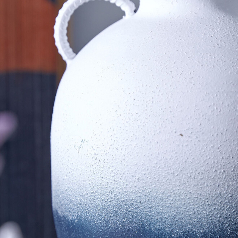 Ваза с градиентным цветом от белого к глубокому синему и декоративными ручками Ocean's Gradient