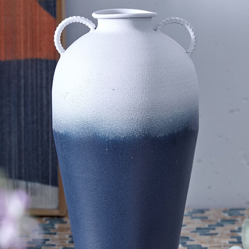 Ваза с градиентным цветом от белого к глубокому синему и декоративными ручками Ocean's Gradient