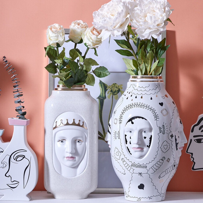 Ваза с декоративными лицами и графическими элементами в виде сердец и символов Faces of Imagination
