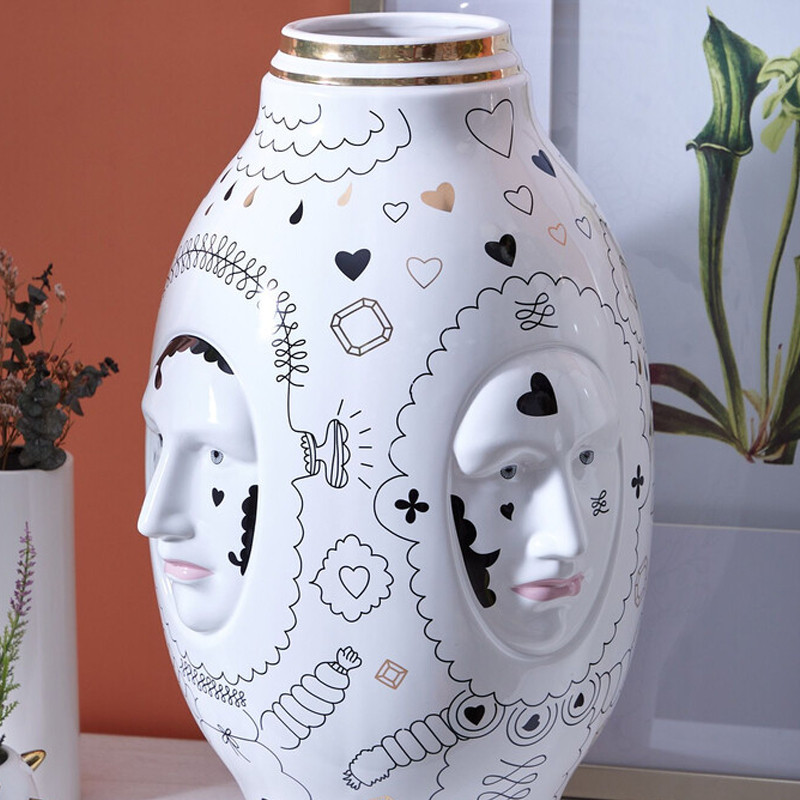 Ваза с декоративными лицами и графическими элементами в виде сердец и символов Faces of Imagination