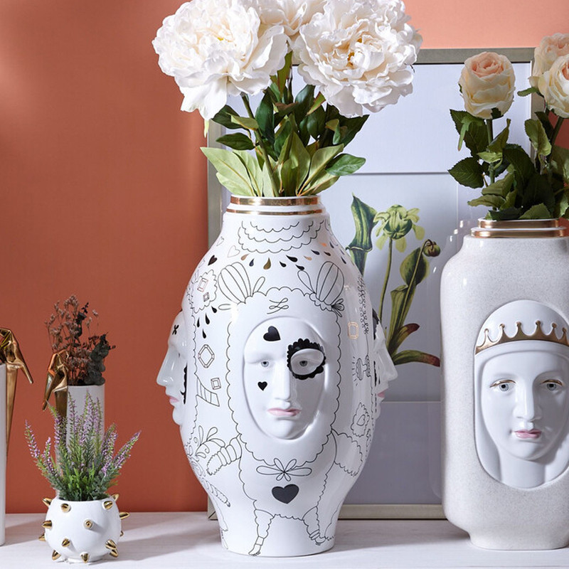 Ваза с декоративными лицами и графическими элементами в виде сердец и символов Faces of Imagination