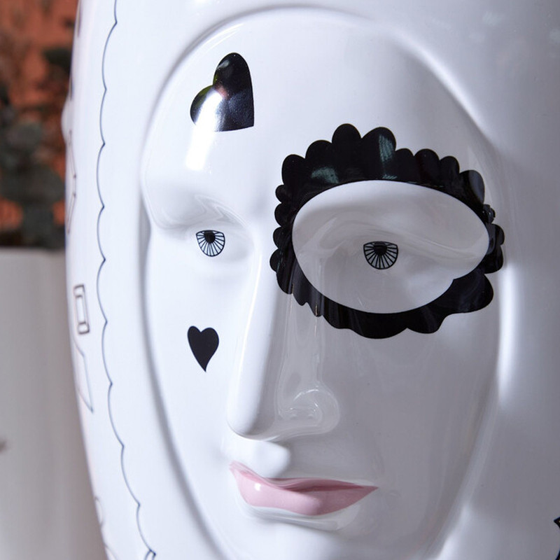 Ваза с декоративными лицами и графическими элементами в виде сердец и символов Faces of Imagination