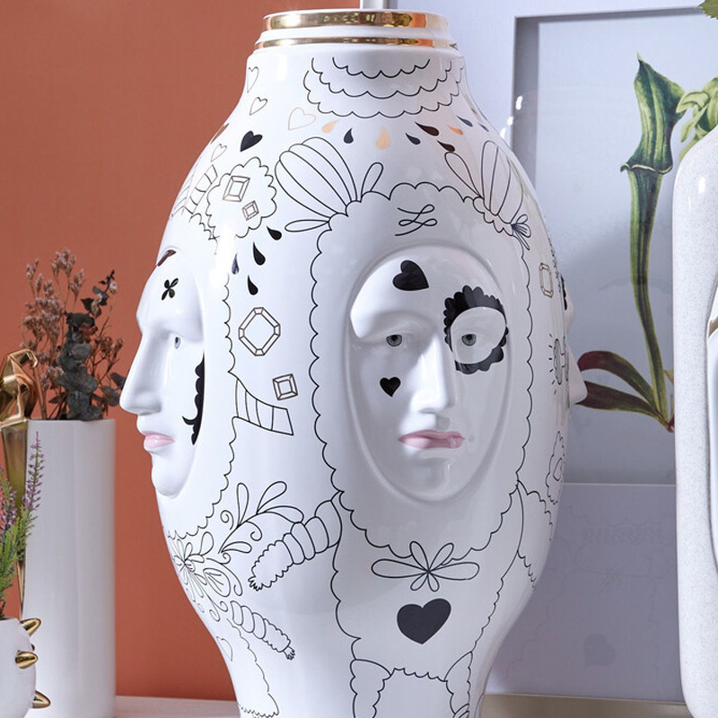 Ваза с декоративными лицами и графическими элементами в виде сердец и символов Faces of Imagination