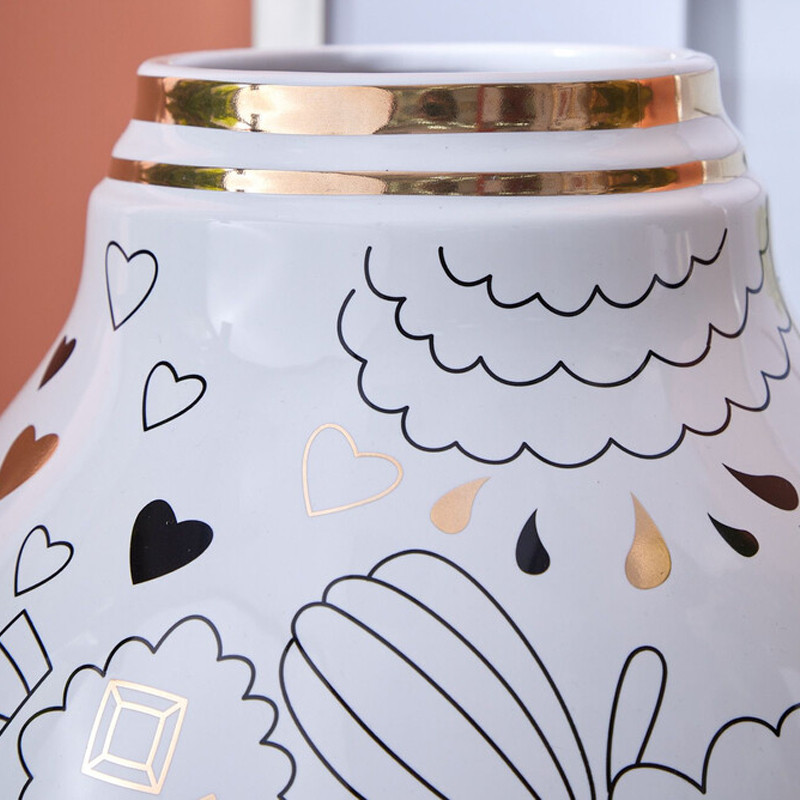 Ваза с декоративными лицами и графическими элементами в виде сердец и символов Faces of Imagination