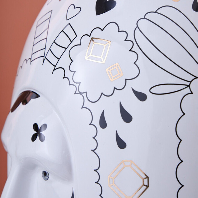 Ваза с декоративными лицами и графическими элементами в виде сердец и символов Faces of Imagination