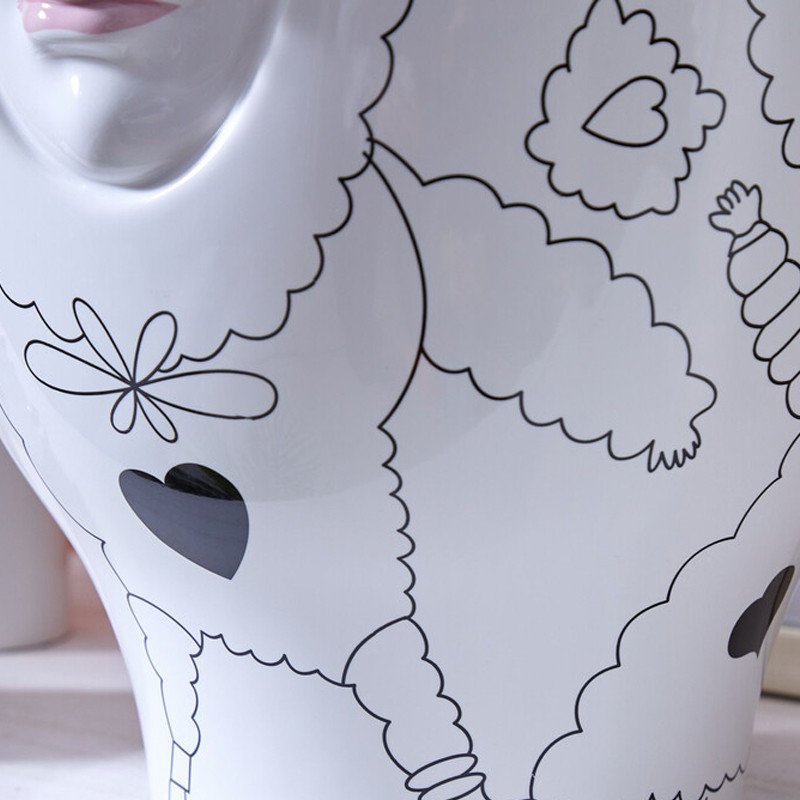 Ваза с декоративными лицами и графическими элементами в виде сердец и символов Faces of Imagination