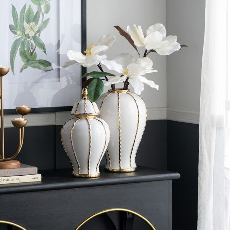 Ваза с золотыми полосами на белом фоне Chinoiserie Ceramics