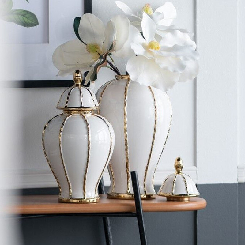 Ваза с золотыми полосами на белом фоне Chinoiserie Ceramics