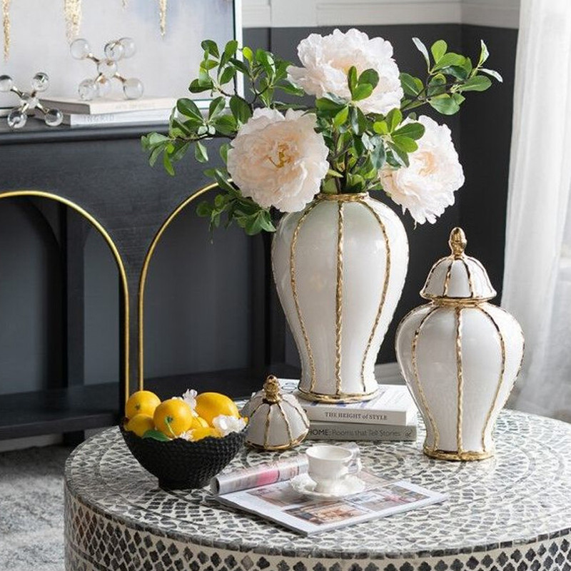 Ваза с золотыми полосами на белом фоне Chinoiserie Ceramics