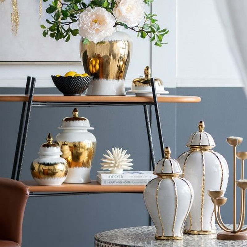 Ваза с золотыми полосами на белом фоне Chinoiserie Ceramics