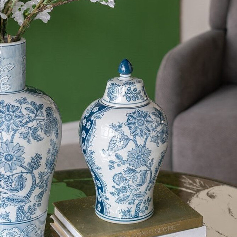 Ваза с крышкой и голубым цветочным рисунком на белом фоне Blue & White Ornament