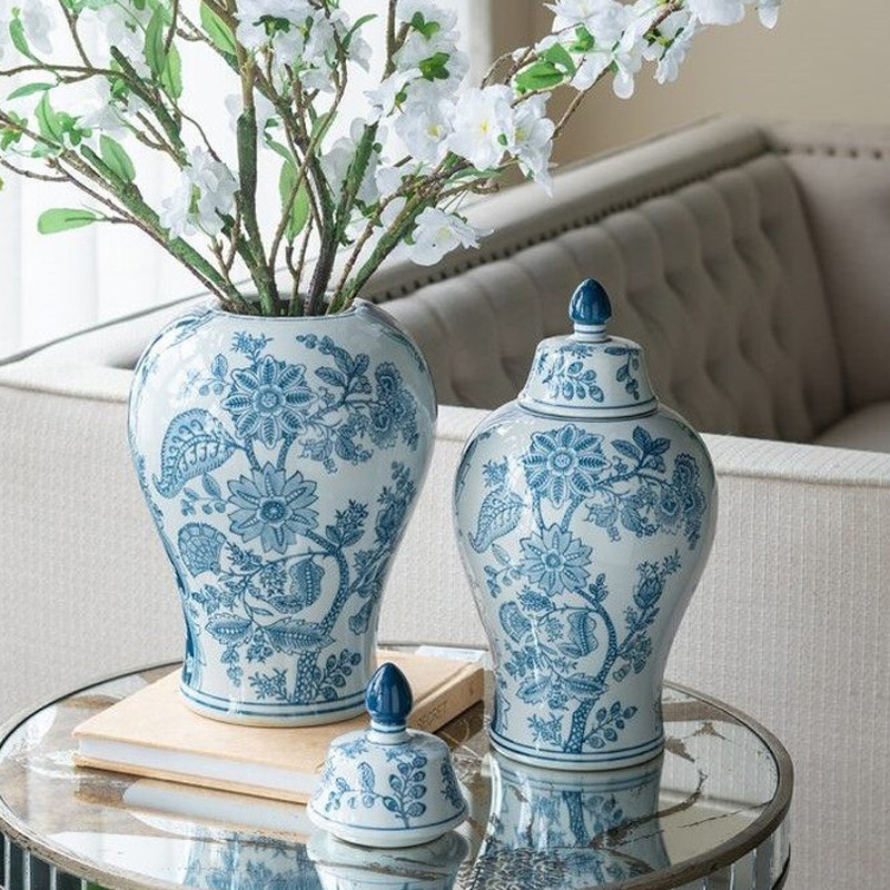Ваза с крышкой и голубым цветочным рисунком на белом фоне Blue & White Ornament