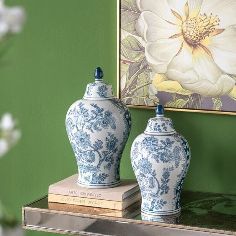Ваза с крышкой и голубым цветочным рисунком на белом фоне Blue & White Ornament