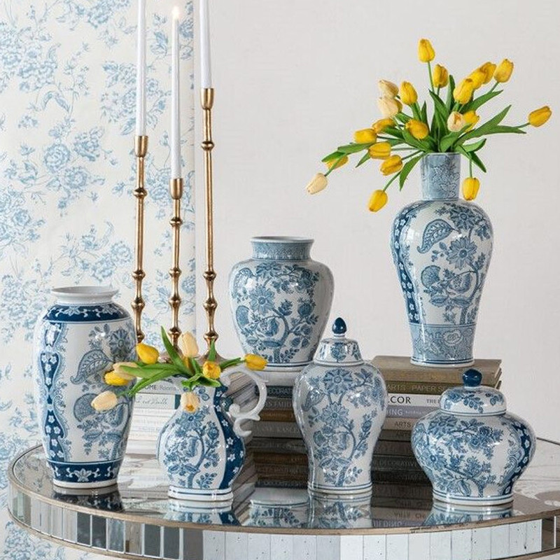 Ваза с крышкой и голубым цветочным рисунком на белом фоне Blue & White Ornament