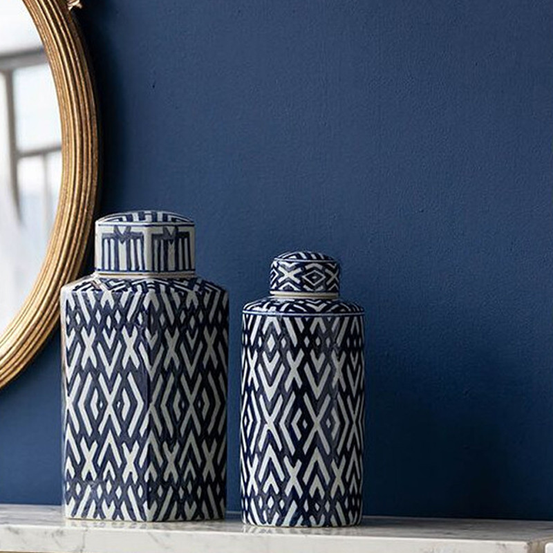 Ваза с крышкой и графическим узором в сине-белых цветах Blue & White Ornament